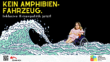 Eine junge Frau im Rollstuhl sitzt vor schwarzem Hintergrund im Wasser, eine riesige Welle rollt auf sie zu. Die Frau ist real, die Welle gezeichnet.